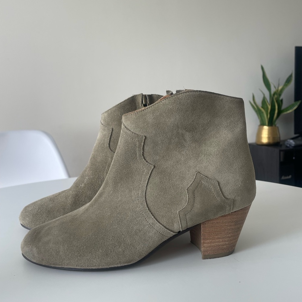 ISABEL MARANT
Étoile The Dicker suede ankle boots
